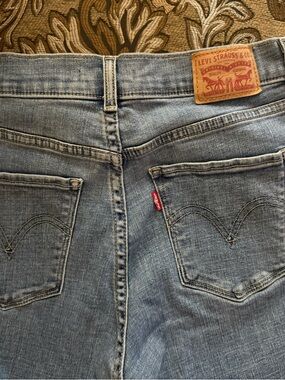 Levi's Classic Straight Jeans in Light Blue Denim with Red Tag (Women’s Size 6)